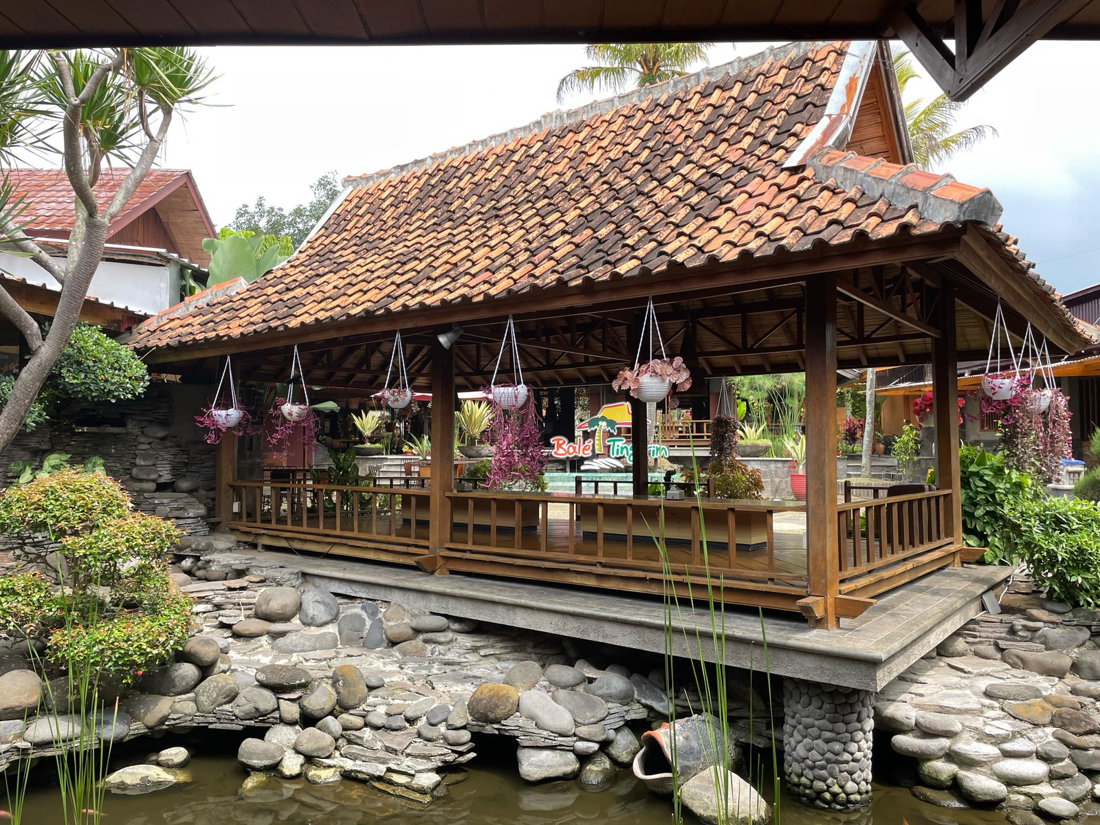 Lesehan Keluarga Besar (Hingga 20 Orang)