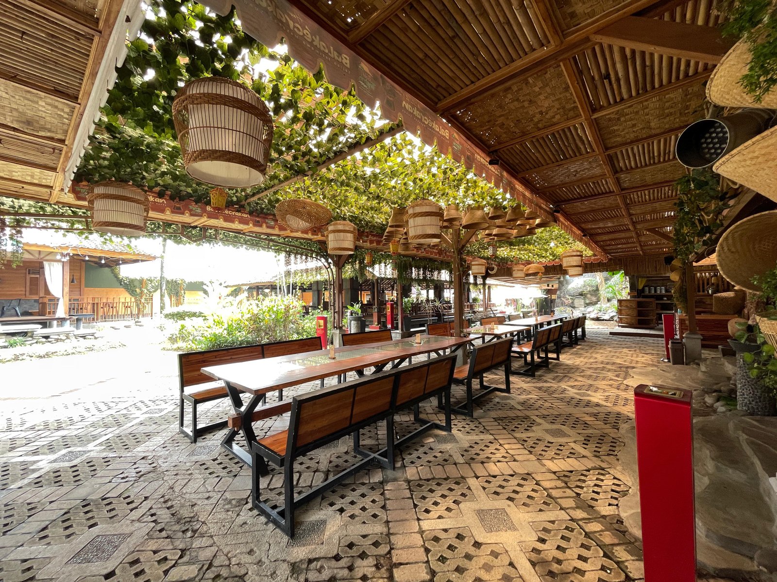 Ruang Makan Berkapasitas Besar (Hingga 30 Orang)