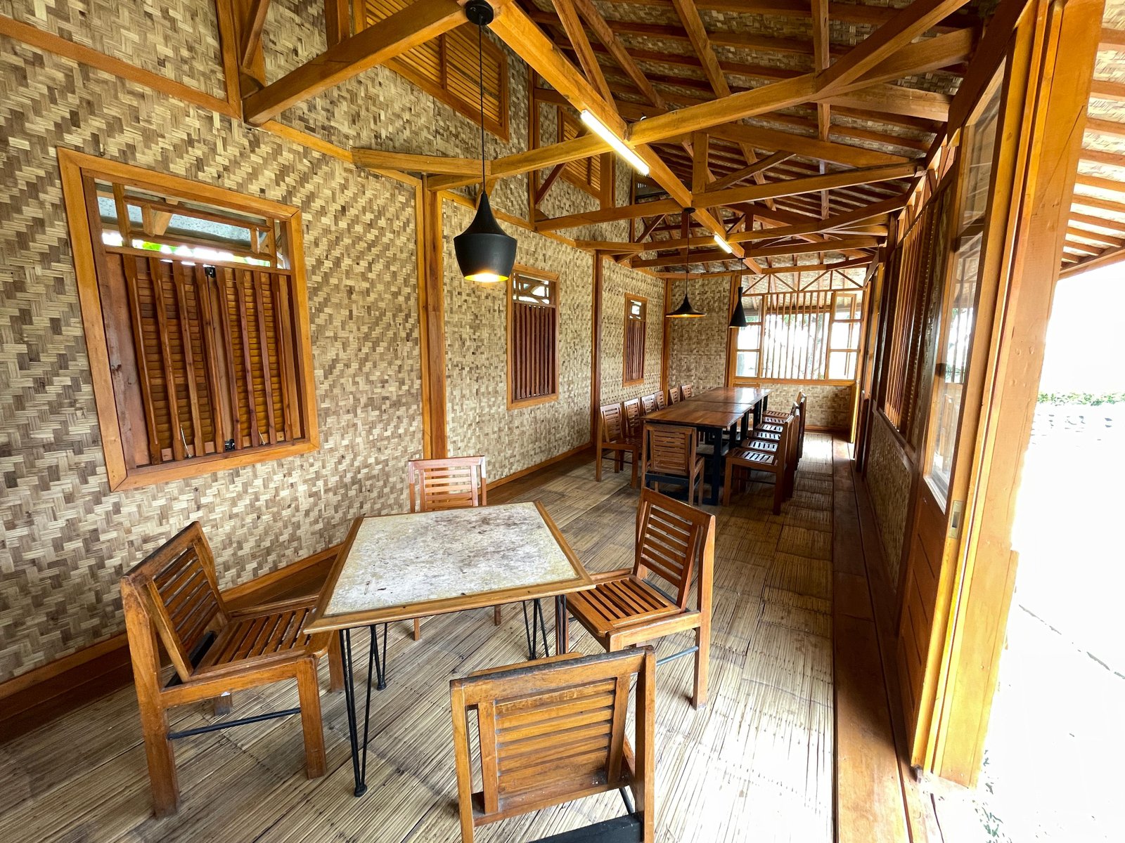 Ruang Makan Bergaya Rumah Sunda