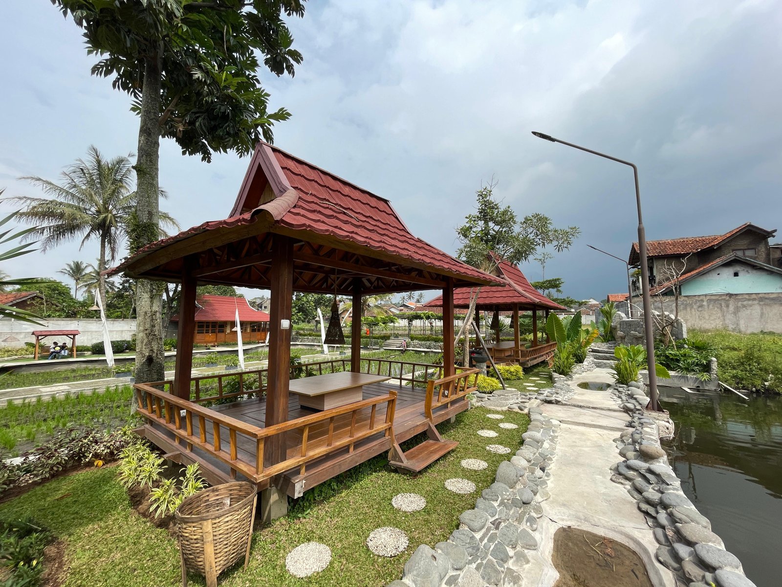 Gazebo Lesehan Sawah View
