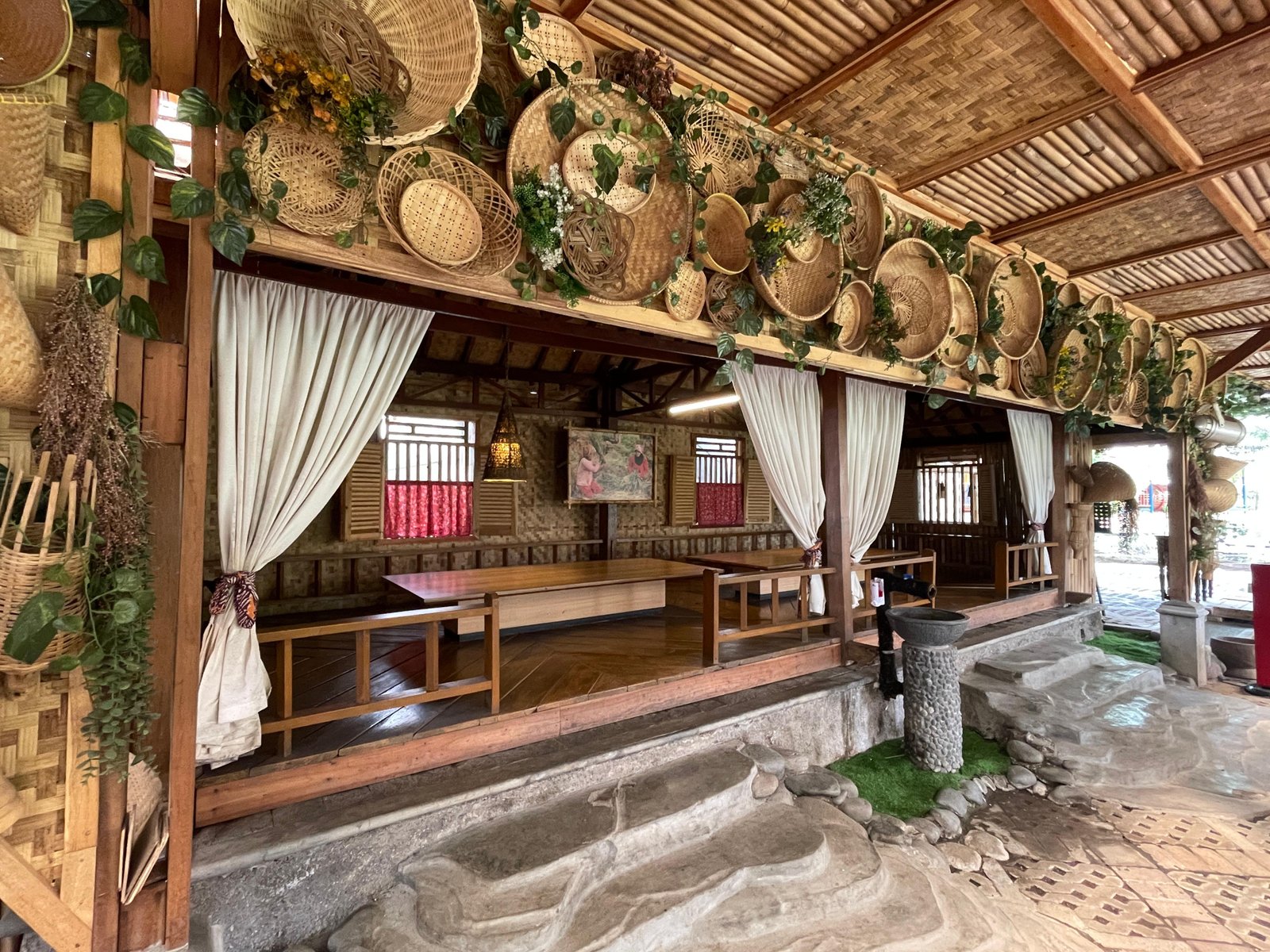 Konsep Lesehan di Bale Tingtrim Resto dengan Suasa ala Rumah Sunda